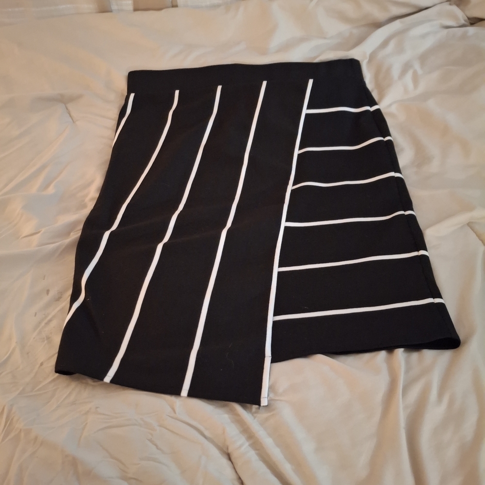 Belle Sky Women's Black and White Geometric Pencil Skirt - Picture 2 of 6